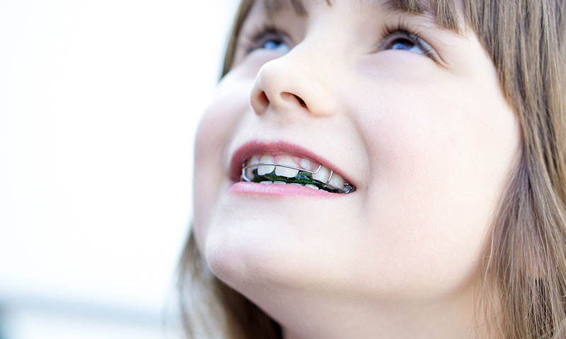 身体と顎の成長に合わせて歯並びを整える小児矯正治療